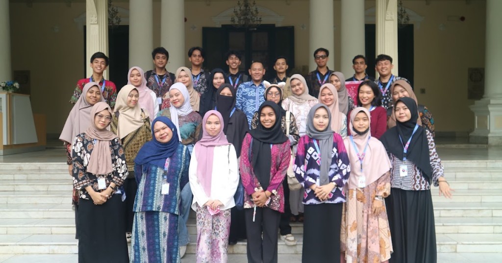 Tanamkan Rasa Cinta Seni, Uhamka Ajak Mahasiswa PMM Batch 4 Inbound Mengenal&nbsp;Batik