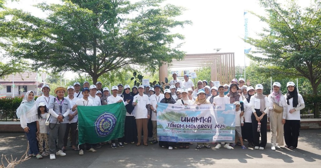 Uhamka Ikhtiar Ikut Serta Menjaga Kelestarian Alam Melalui Menanam Mangrove