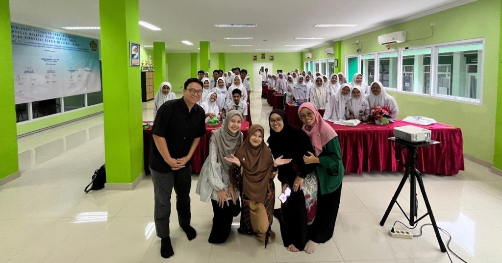 FEB Uhamka Bangun Wawasan Wirausaha Muda melalui Edukasi Platform Digital Di MAN 2 Jakarta