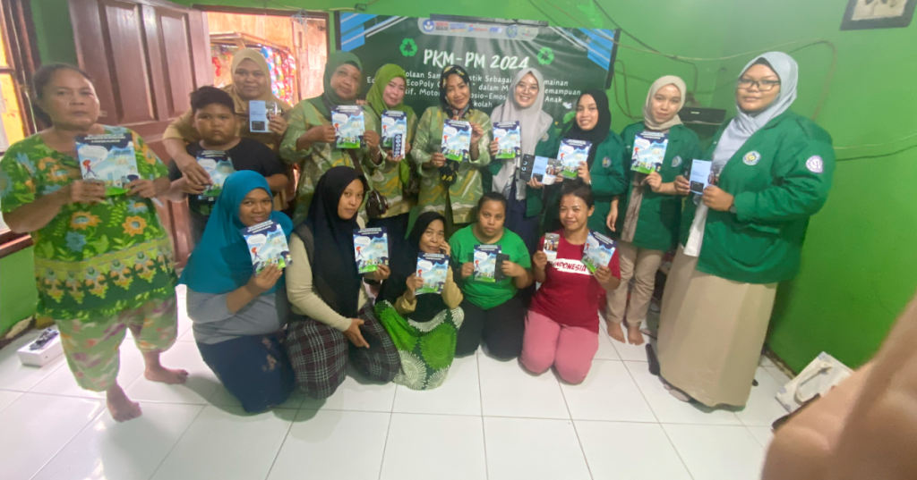 Tim PKM Uhamka Berikan Edukasi Pemanfaatan Sampah Plastik di Kampung Bengek